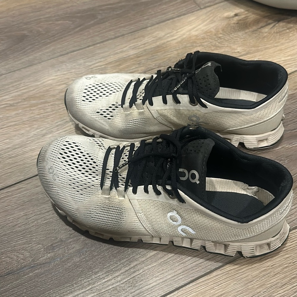 Used White Oncloud Running Sneakers